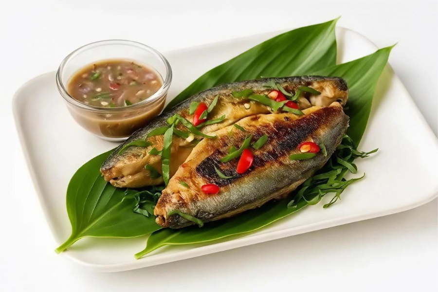 Saboko merupakan makanan berupa ikan tuna panggang yang dibalut dengan daun lontar.