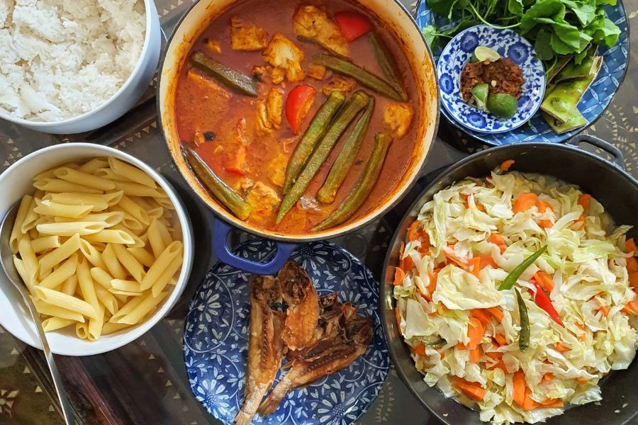 Adilah banyak bereksperimen dengan penggunaan bahan masakan.