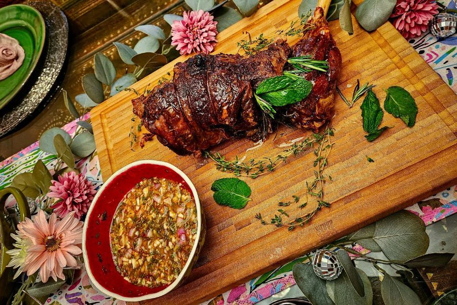 Kaki kambing panggang dipadankan dengan air asam sos habanero.