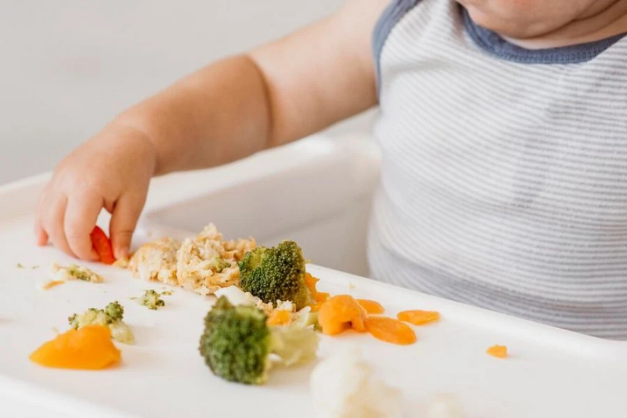 Sayur-sayuran sesuai sebagai makanan pertama membantu bayi belajar menggigit dan mengunyah.