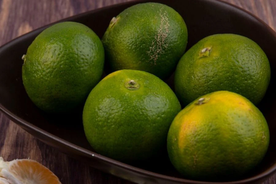 Limau kasturi membantu menyah bau hanyir.