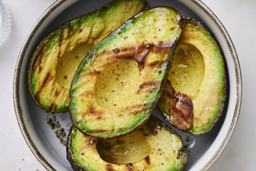 Avocado panggang sesuai dihidang sebagai sajian lengkap.