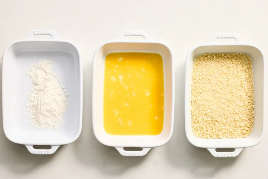 Serbuk roti panko adalah rahsia kesedapan chicken katsu.