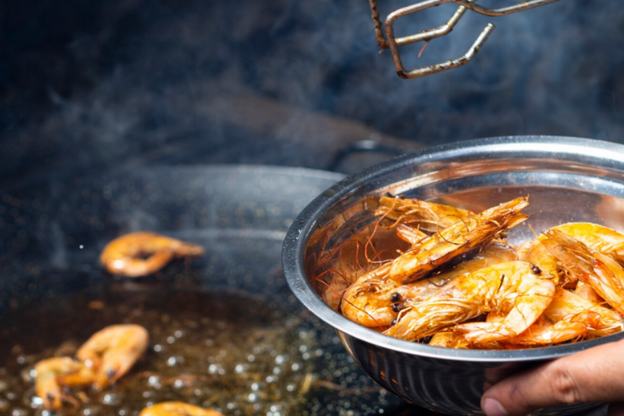 Memang ada banyak pilihan udang sejuk beku siap kupas kulit namun rasanya kurang enak seperti udang segar.