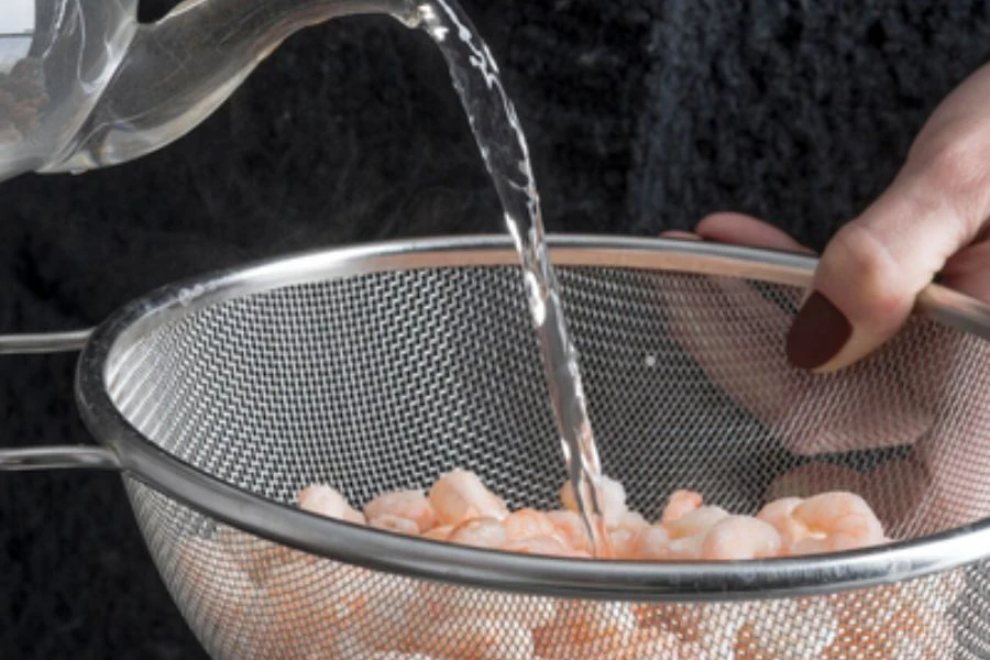 Air panas juga membantu memudahkan proses kupas kulit udang.