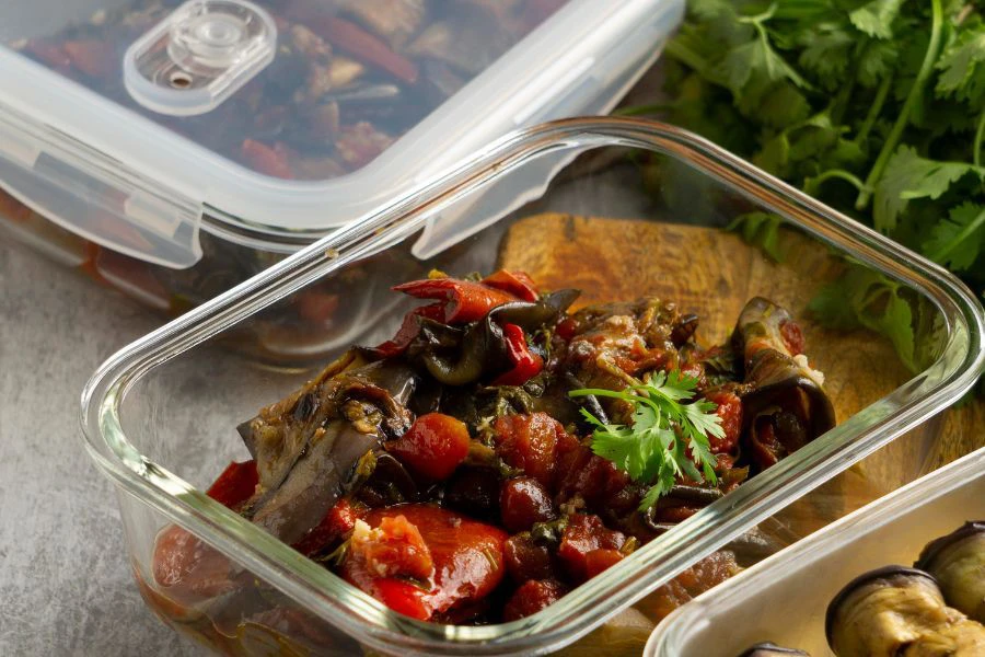 Gunakan bekas kedap udara agar makanan dapat disimpan dengan kering.