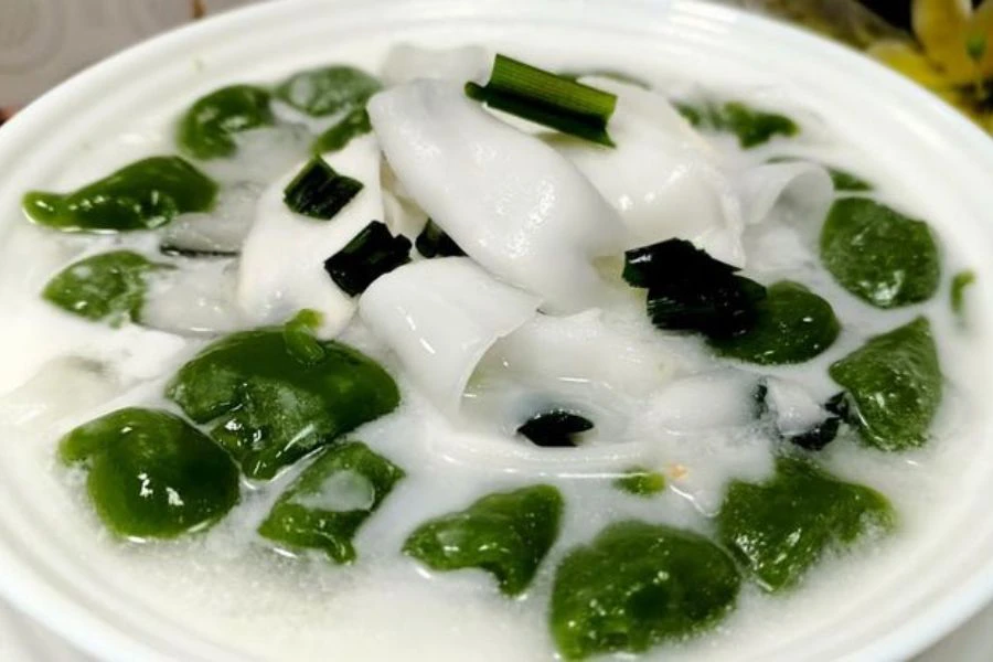 Cendol Thai biasanya menggunakan santan segar lebih pekat dan gula perang yang lebih beraroma.