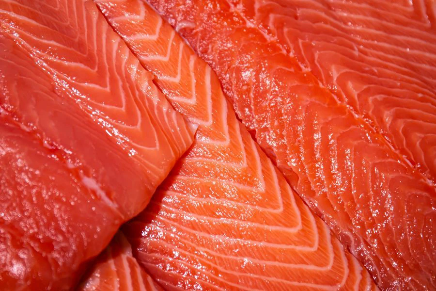 Salmon mempunyai omega-3 tinggi membantu merangsang pertumbuhan rambut baru.