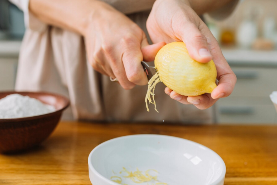 Lemon menjadi pahit kerana lapisan putih antara kulitnya mengandungi limonin.