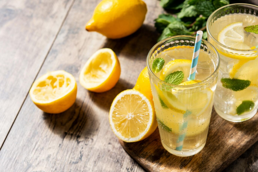 Rasa jus lemon yang masam manis menyegarkan tekak.