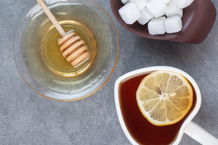 Campurkan madu atau gula untuk hilangkan rasa pahit lemon.