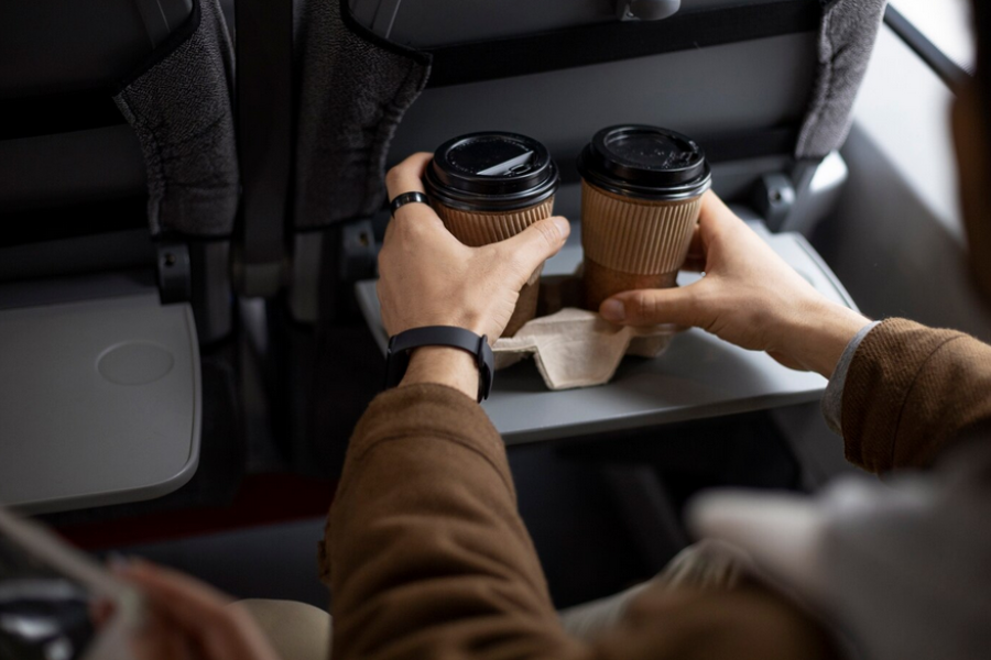 Pilih minuman membantu mengekalkan badan kekal hidrat sepanjang berasa di ruang udara.