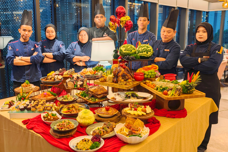 Barisan cef profesional yang bertungkus-lumus menyajikan hidangan hebat bersempan bufet Hari Krismas dan Tahun Baharu di Imperial Lexis Kuala Lumpur .