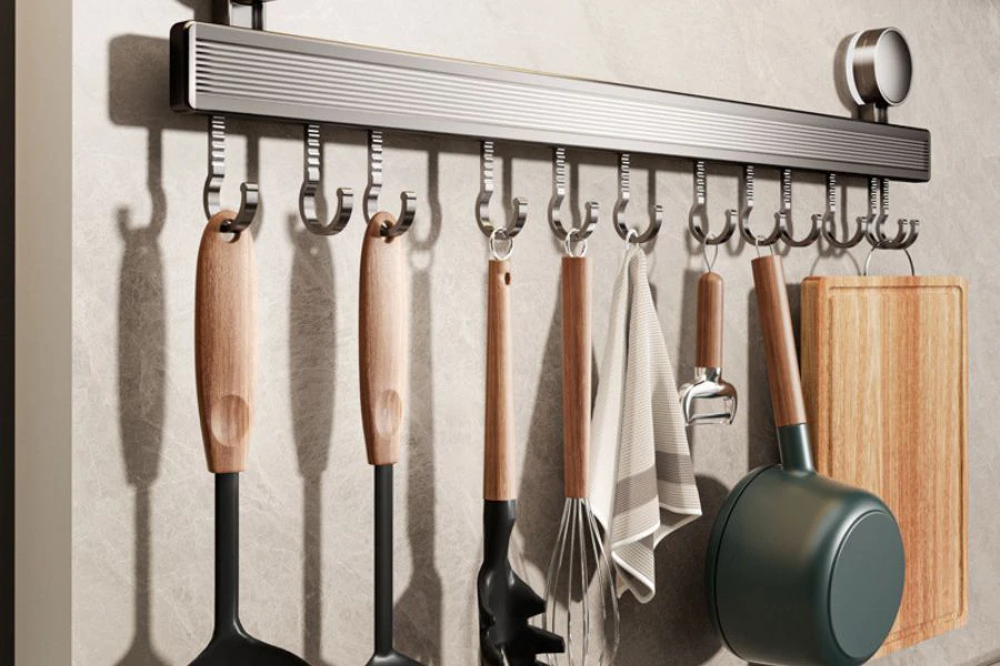 Rel besi dapat dimanfaatkan pada dinding dapur bagi menjimatkan ruang.