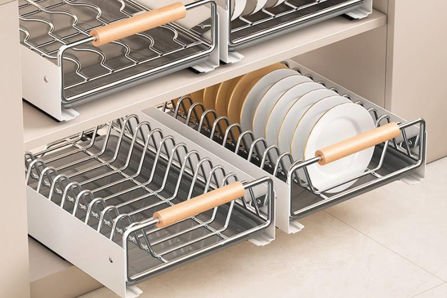 Perabot multifungsi seperti rak pinggan ini dapat menjimatkan ruang atas meja.