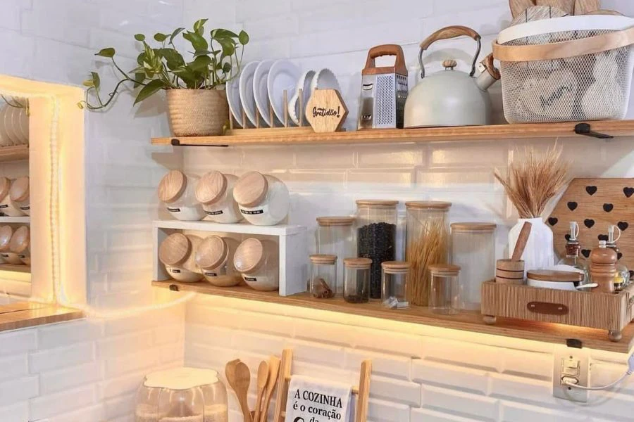 Boleh juga simpan barangan dapur pada rak yang mudah dicapai untuk mengelak kabinet menjadi sesak.