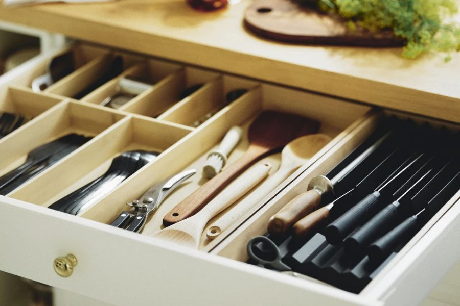 Anda boleh gunakan pembahagi laci untuk mengasingkan sudu, pisau dan peralatan lain.