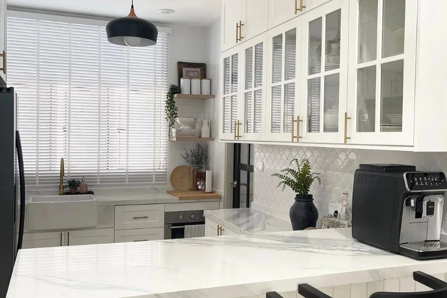 Hadkan barang yang diletak atas meja kabinet bagi memudahkan pergerakan memasak.