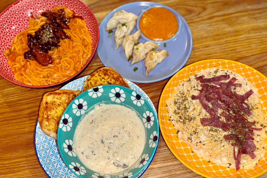 Aneka pilihan makanan berkonsepkan barat disesuaikan dengan selera lokal.