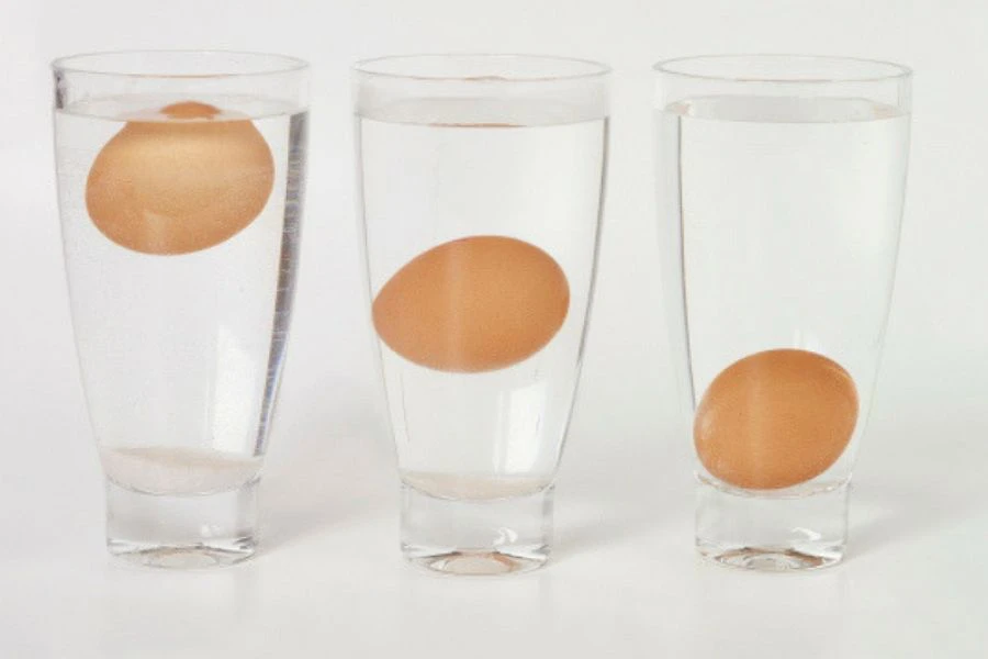 Kaedah merendam dalam air boleh dilakukan di rumah sebagai teknik tambahan memeriksa kesegaran telur.