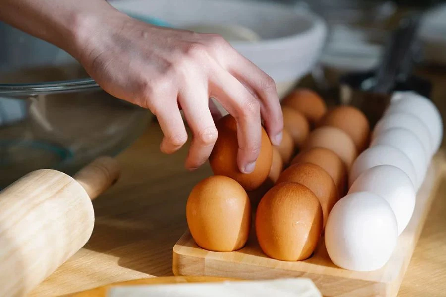 Telur yang masih baru tidak akan menghasilkan bunyi jika digoncang.