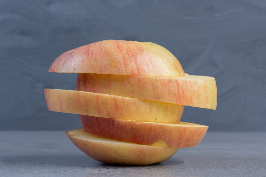 Potongan epal lebih tebal membantu lambatkan proses epal bertukar warna.