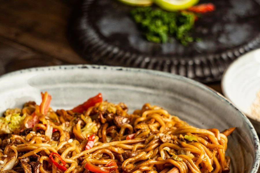 Mi Sabah biasanya bertekstur lebih kenyal dan padat berbanding mi di Semenanjung.