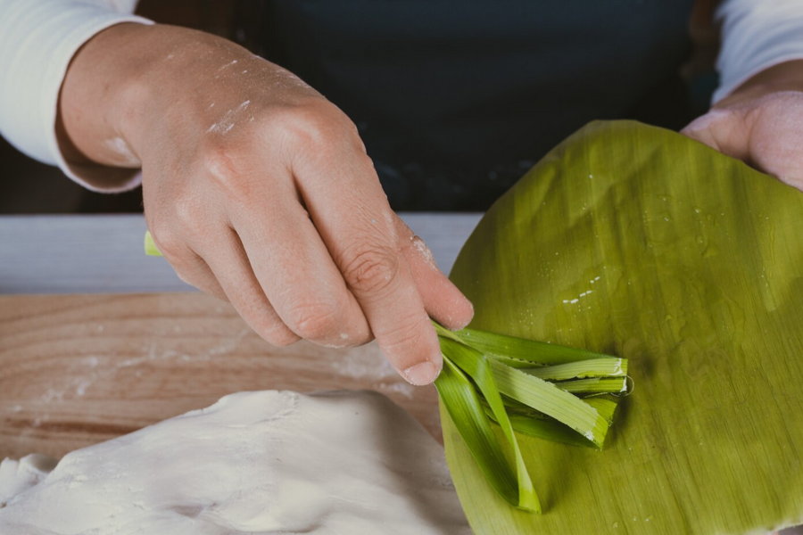 Permukaan daun pisang licin menjadikan ia pilihan sebagai pembalut.