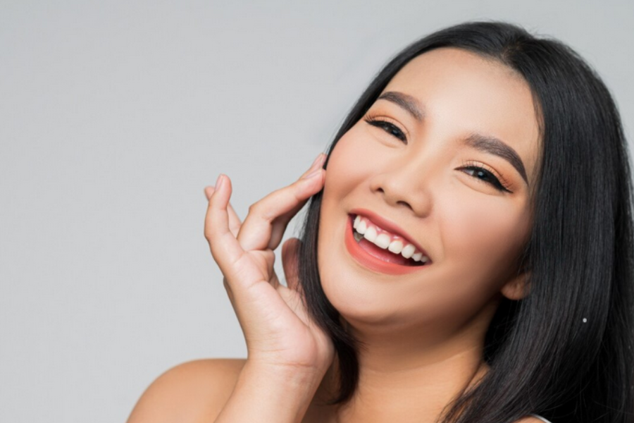 Kandungan asid sitrik dalam jus limau purut membantu memutihkan gigi.