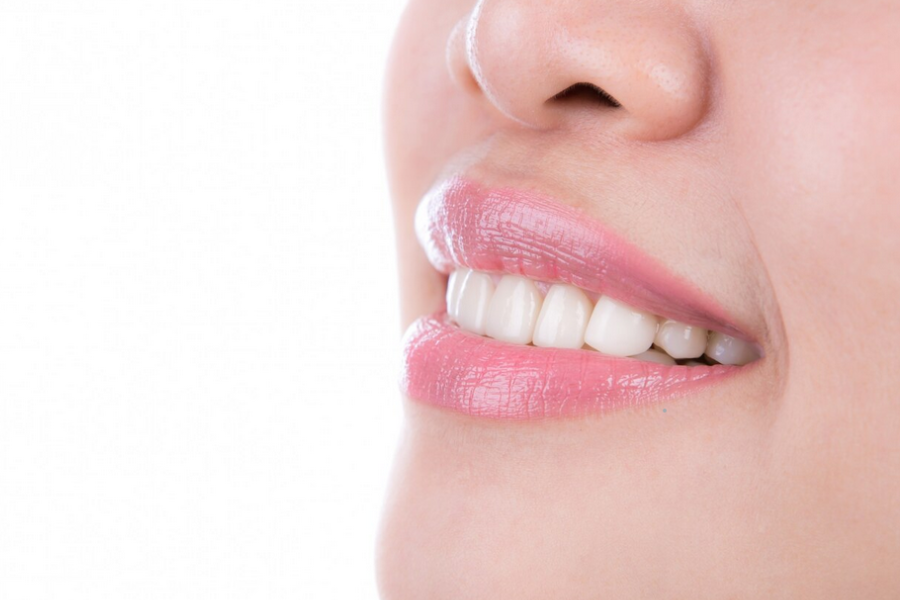 Kulit buah limau purut boleh membantu mengembalikan kecerahan dan kebersihan gigi.