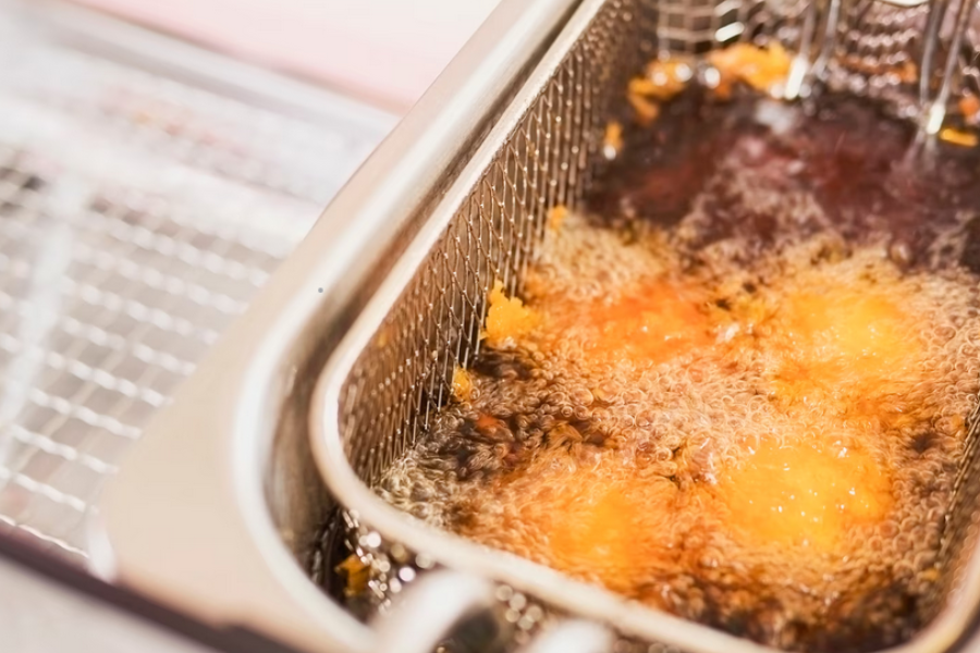 Terdapat langkah mudah untuk mengurangkan minyak meletup ketika menggoreng.