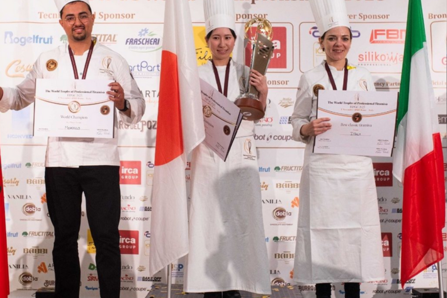 Aya Okada (tengah) dari Ishikawa dinobatkan sebagai juara Trofi Tiramisu Profesional Dunia diadakan di Rom, Itali,