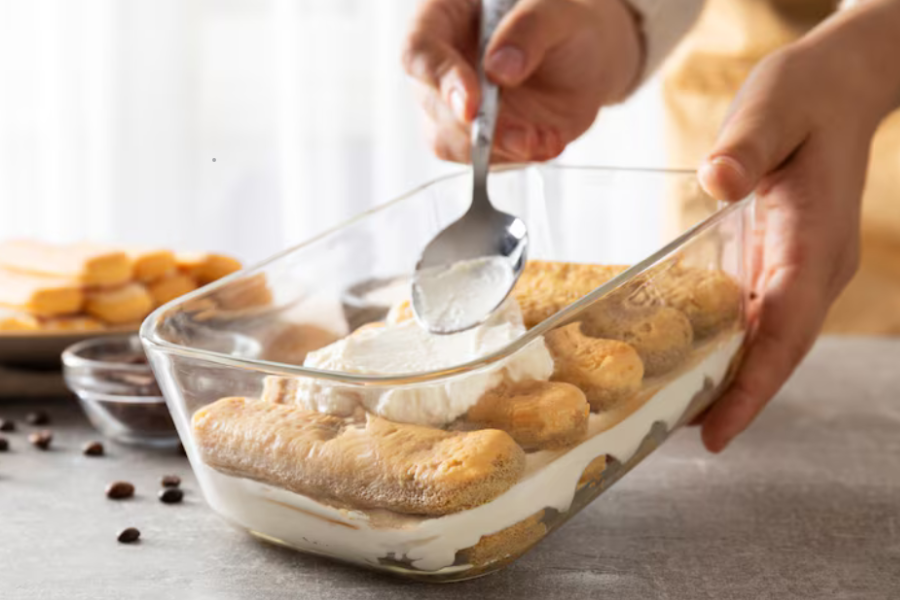 Pemilihan bahan premium menghasilkan tiramisu mewah dengan rasa.