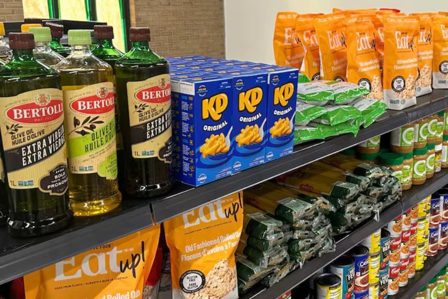 Pelbagai barangan runcit disediakan secara percuma kepada mereka yang memerlukan.