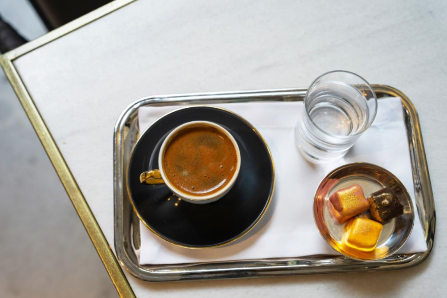 Kopi Turki lazimnya dihidangkan bersama air putih dan manisan tradisional tempatan.