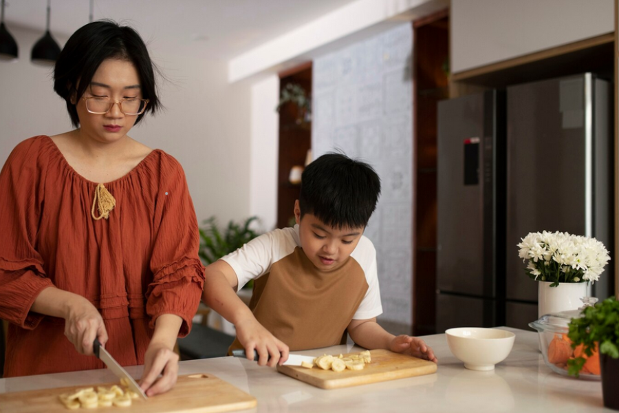Jika ingin menarik anak lelaki untuk ke dapur, elak dari mengarah mereka.