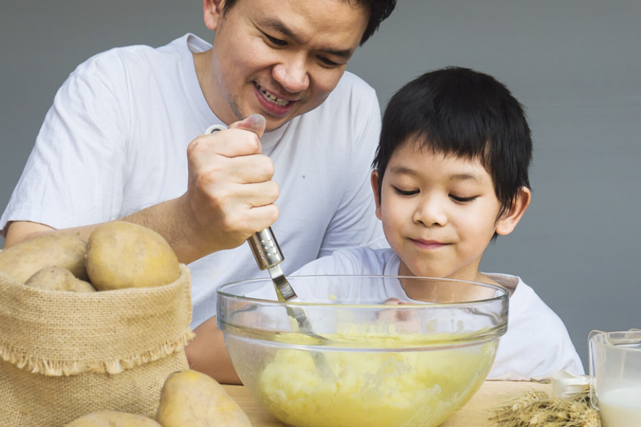 Bapa juga boleh beri contoh kepada anak untuk ke dapur bersama.