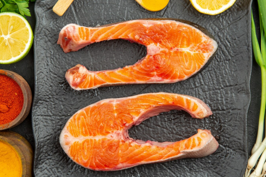 Salmon terkenal sebagai sumber Omega-3 terbaik.