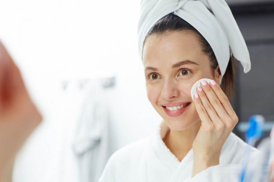 Bersihkan wajah guna kapas dan air suam supaya kotoran mudah tanggal.