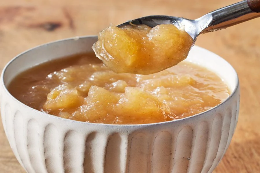 Salah satu bahan pengganti telur paling termudah ialah sos epal.