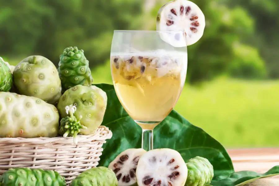Kandungan flavonoid dalam buah mengkudu menghalang enzim yang menghasilkan lemak dalam badan.
