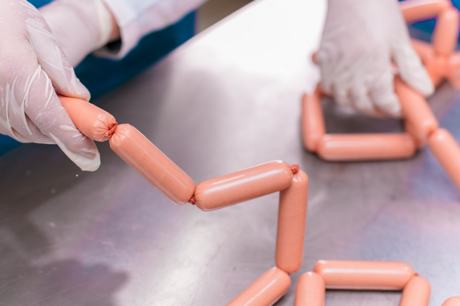 Sosej tinggi dengan kandungan bahan kimia seperti nitrit dan nitrat.