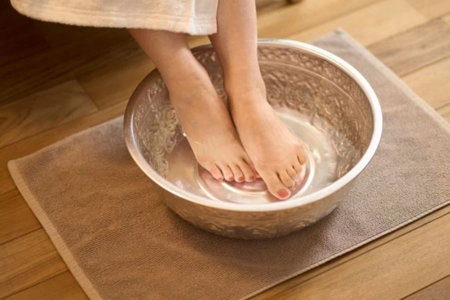 Rendam kaki menggunakan air cuka epal mampu mengatasi kulit kering.