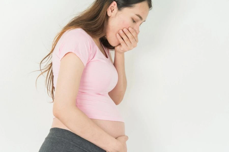 Air kelapa muda membantu meneutralkan asid dalam perut.