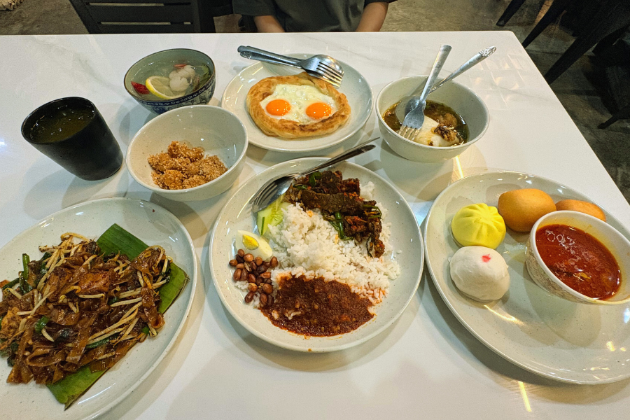 Menu sarapan di sini bukan sahaja lazat, malah murah.