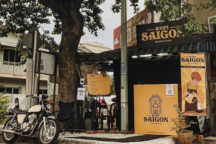 Gerai Kopi Saigon asalnya menumpang di sebuah warung di Taman Dato Harun, Petaling Jaya.