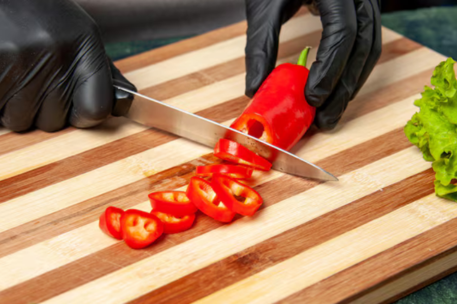 Lebih mudah, guna sarung tangan ketika memotong cili untuk elak pijar.