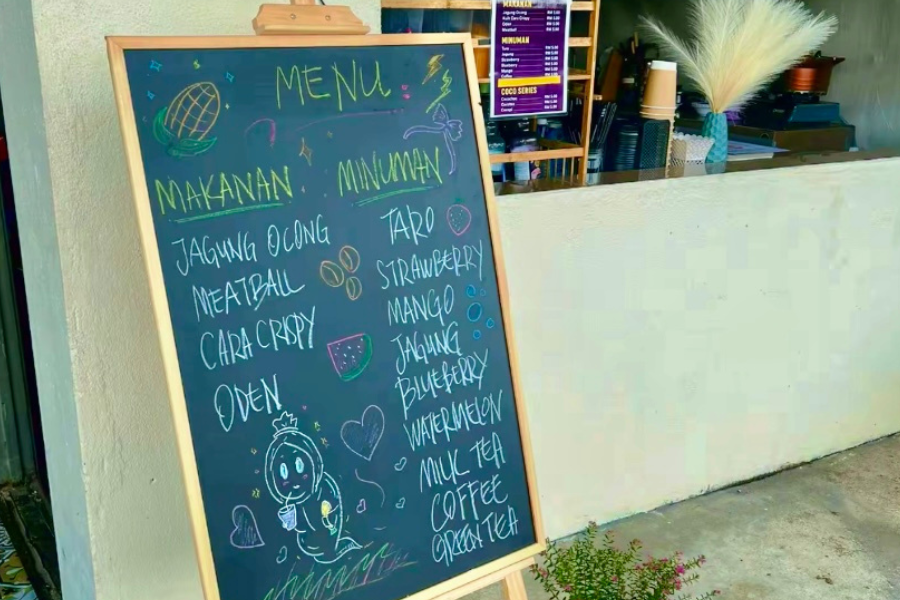 Kedai Ucong di Bagan Serai, Perak turut menawarkan aneka hidangan unik menatik pelanggan.