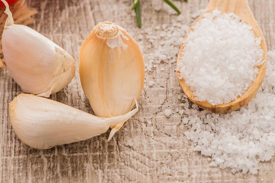 Bawang putih dan garam mempunyai pelbagai khasiat.