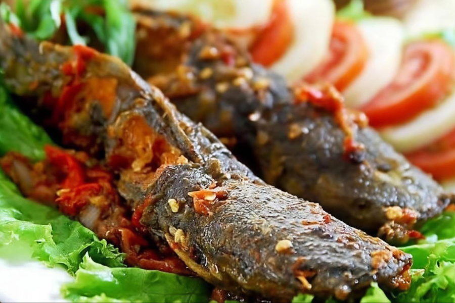 Hasil ikan keli goreng yang dicuci dengan betul lebih garing dan tidak hancur.